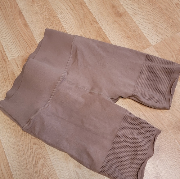 Fabletics shorts set - Picture 4 of 8